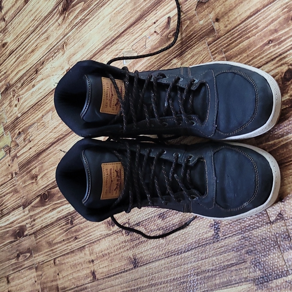 Mens Levi's high top shoes